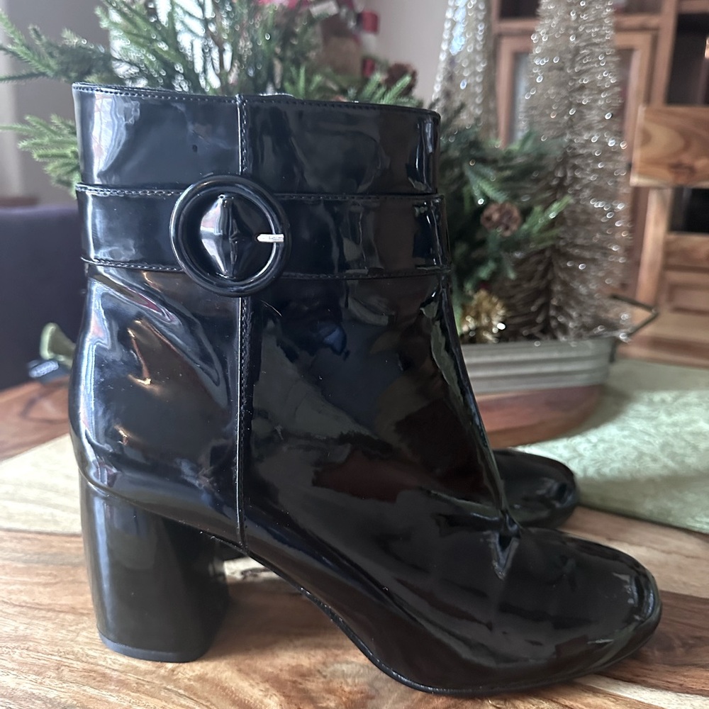 Nine West Black Patent side zipper size 10 bootie